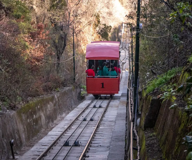 Funicular Santiago: Un viaje en ascensor patrimonial