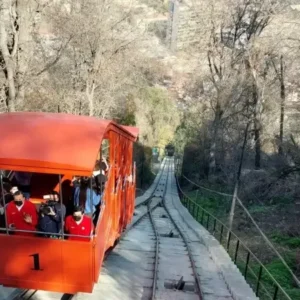 Funicular Santiago: Un viaje en ascensor patrimonial
